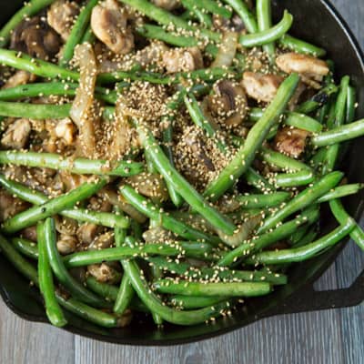 green bean stir fry with chicken and sesame seeds | tasteslovely.com