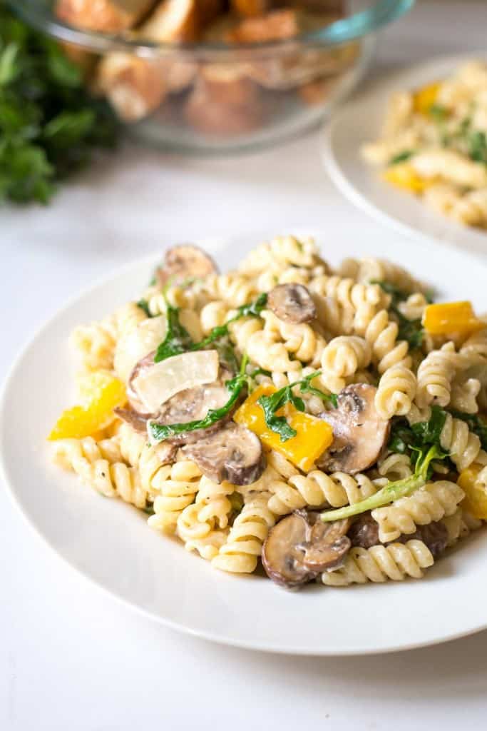 Creamy Mushroom and Bell Pepper Pasta with Arugula. Ready in 15 minutes! (vegetarian)