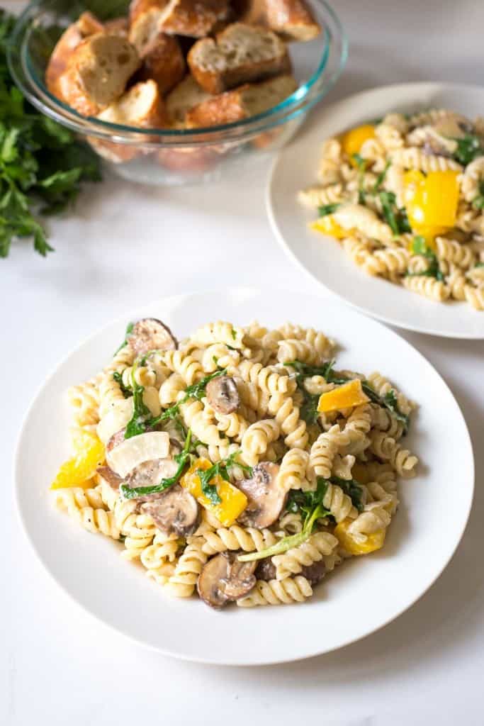 Creamy Mushroom and Bell Pepper Pasta with Arugula. Ready in 15 minutes! (vegetarian)