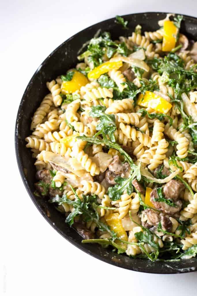 Creamy Mushroom and Bell Pepper Pasta with Arugula. Ready in 15 minutes! (vegetarian)
