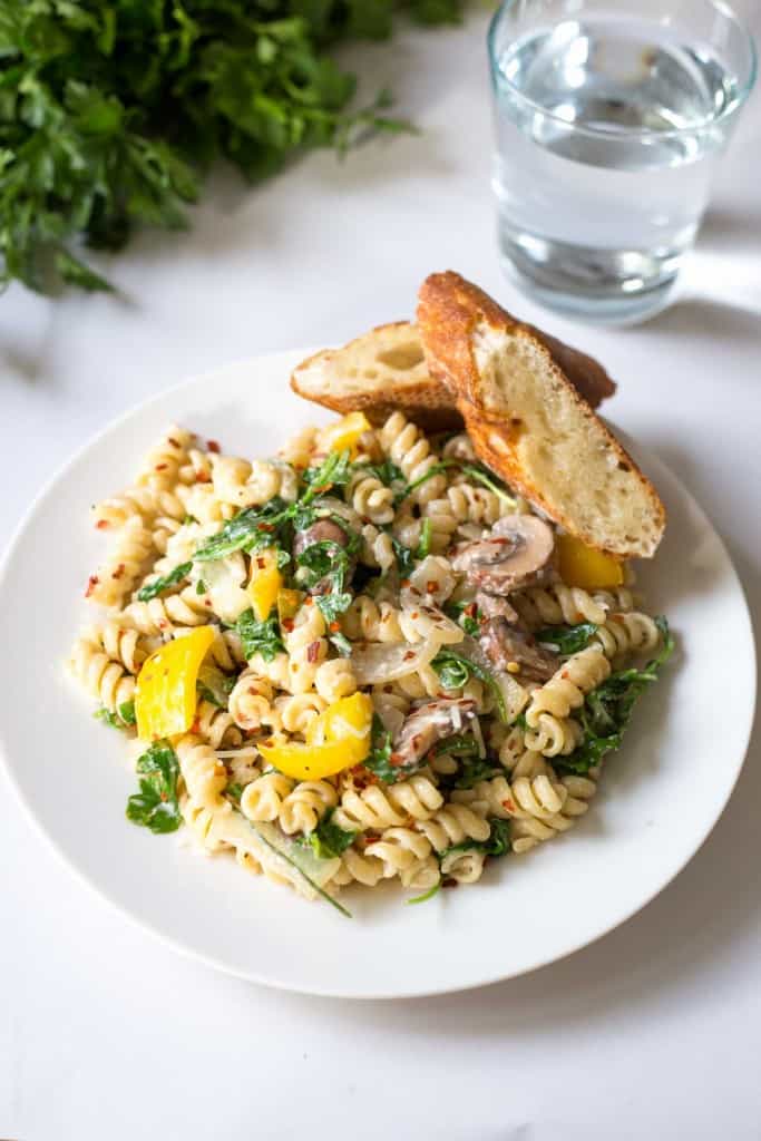 Creamy Mushroom and Bell Pepper Pasta with Arugula. Ready in 15 minutes! (vegetarian)