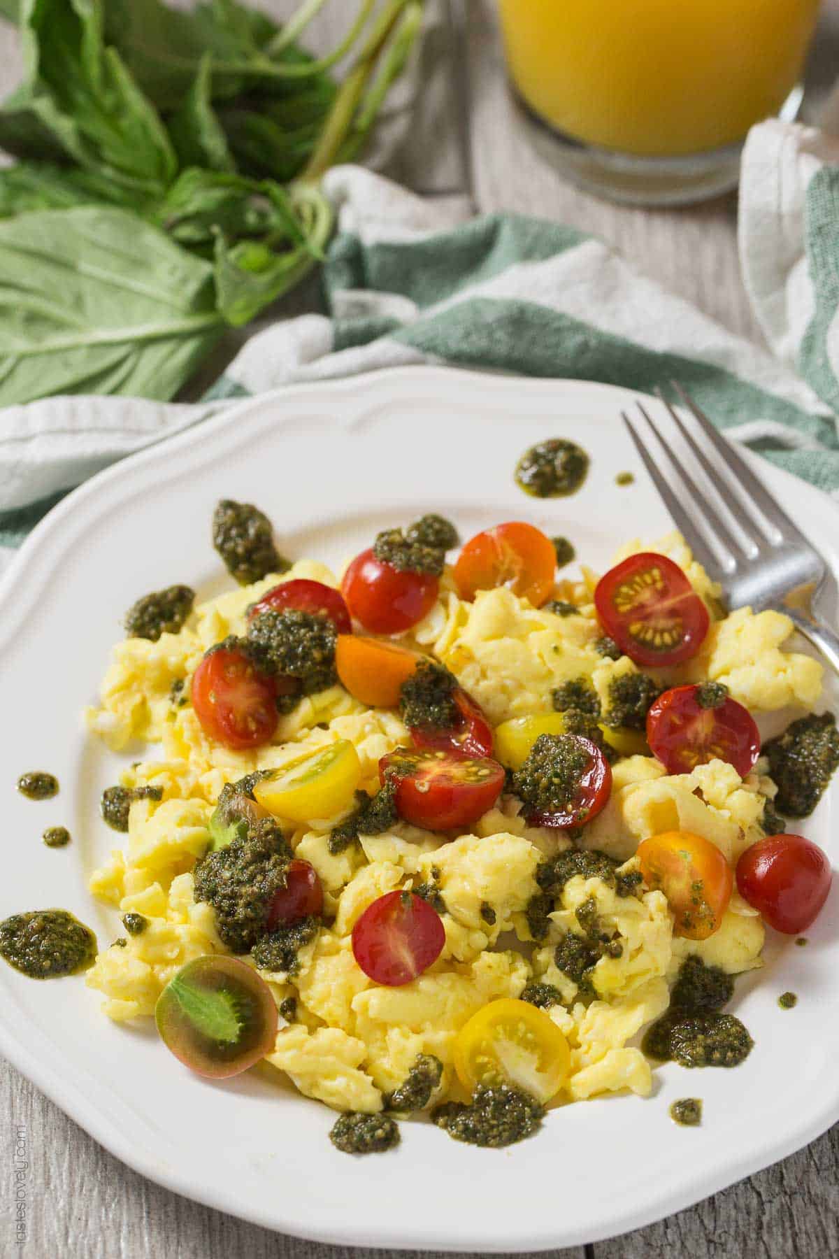 Scrambled Eggs with Cherry Tomatoes and Pesto - a healthy summer breakfast (Gluten Free, Paleo, Whole30, Low Carb)