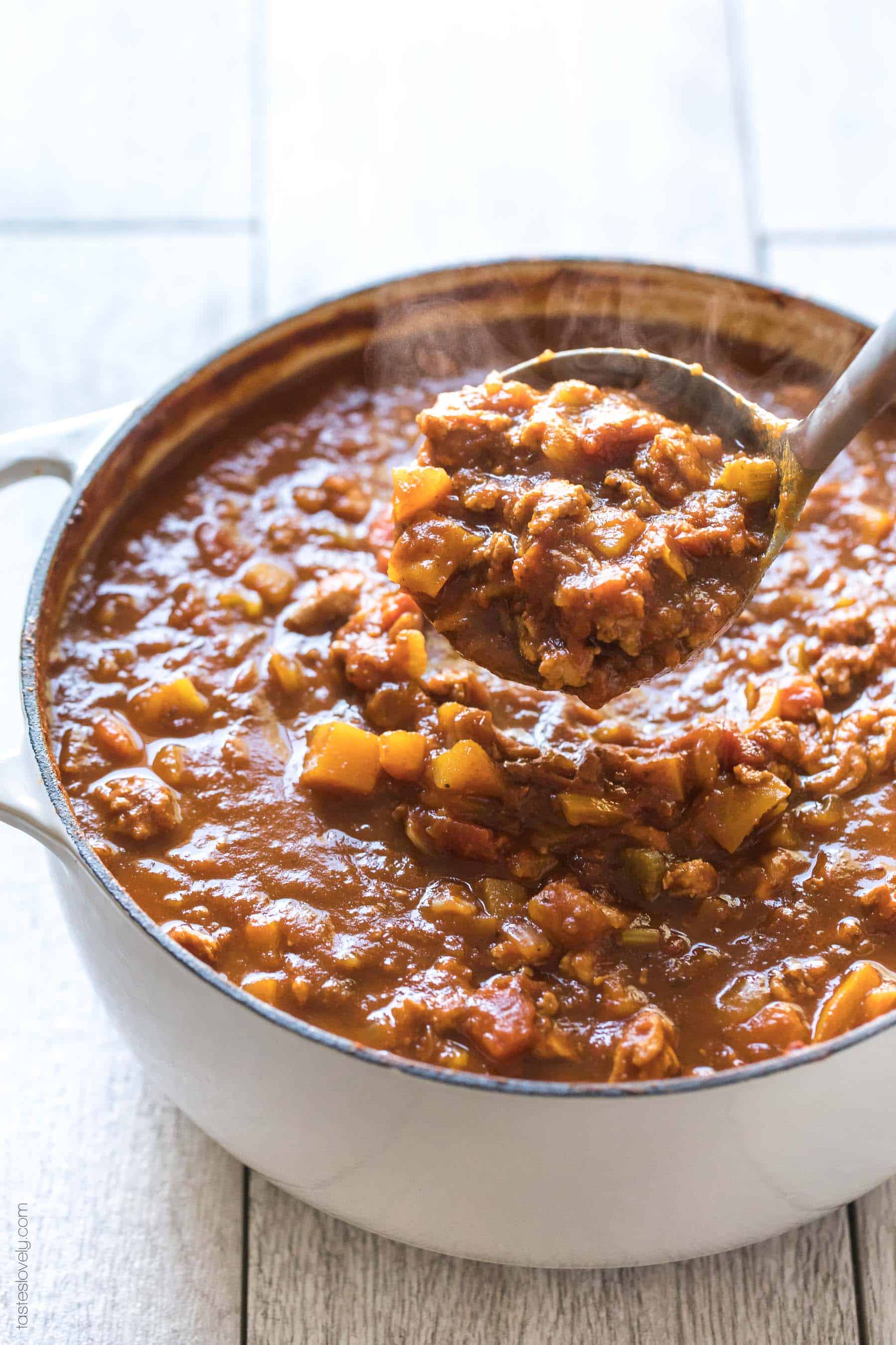 Paleo & Whole30 Pumpkin Turkey Chili Recipe - a no bean chili recipe you can make on the stovetop or in your slow cooker! Dairy free, gluten free, sugar free, clean eating.