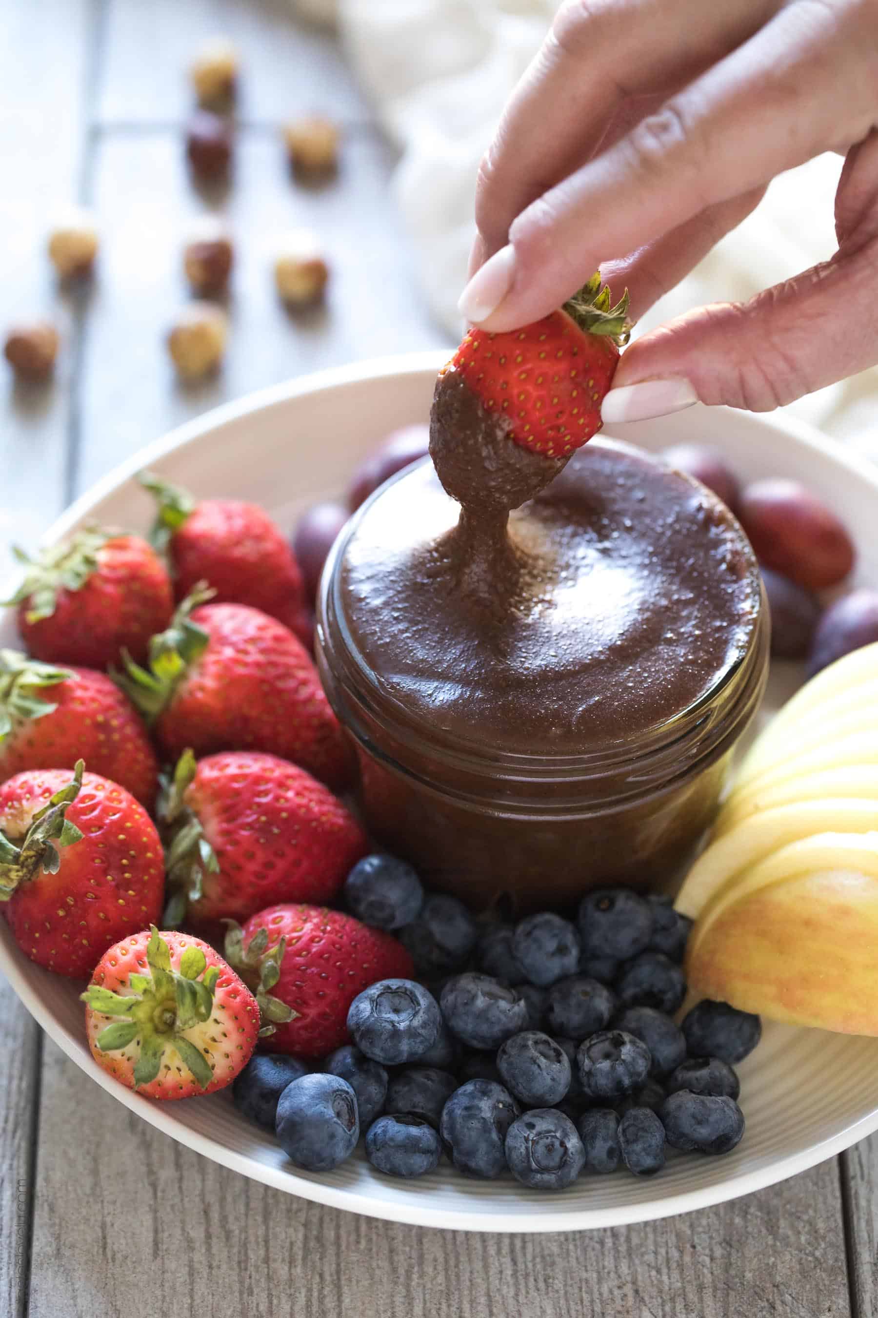 Homemade Paleo Nutella - made with just hazelnuts, cocoa powder and coconut sugar! A much healthier Nutella copycat hazelnut spread that is paleo, dairy free, refined sugar free, gluten free, grain free and clean eating.