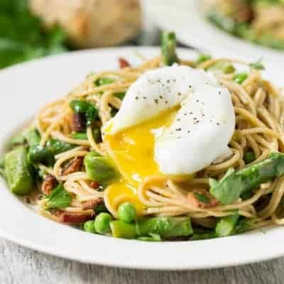 Spring Pasta with Bacon and Poached Egg - great for brunch, lunch or dinner! | tasteslovely.com