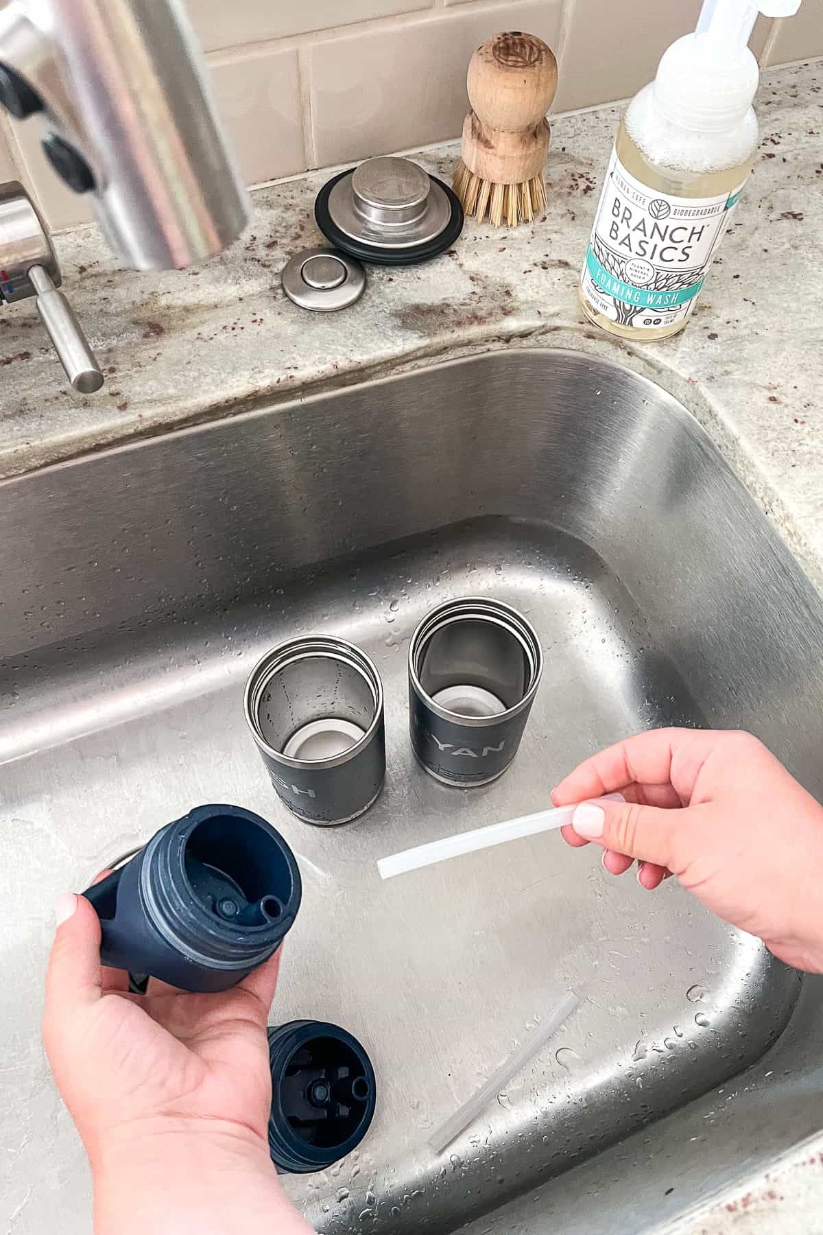 desmontando garrafas de água yeti para limpá-las